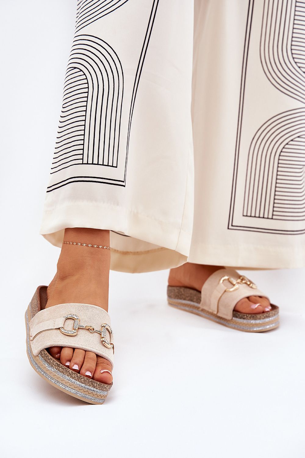 Şlapi model 210757 Step in style
