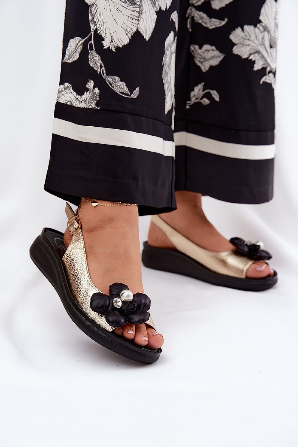 Sandale cu talpă tip pană model 211360 Step in style